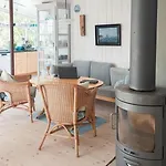 Сasa de vacaciones Overlooking Fishing Harbour In Hvaler *